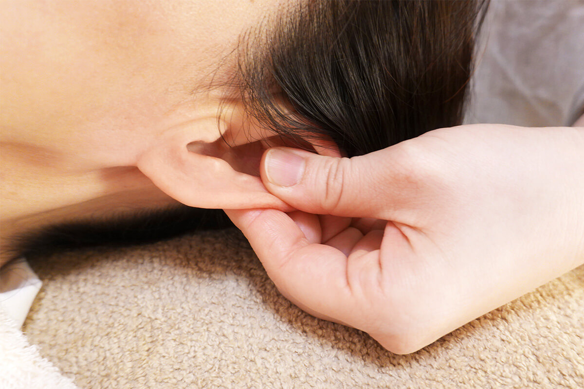 イヤーエステで耳をマッサージする様子