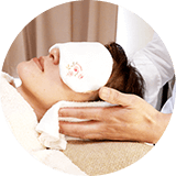 蒸しタオルで耳を温める