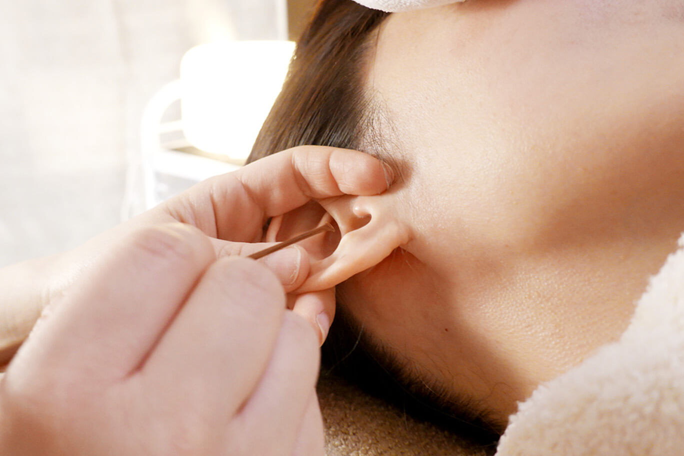 ルナールのイヤーエステの様子　ハンドメイド耳かきで耳掃除をする