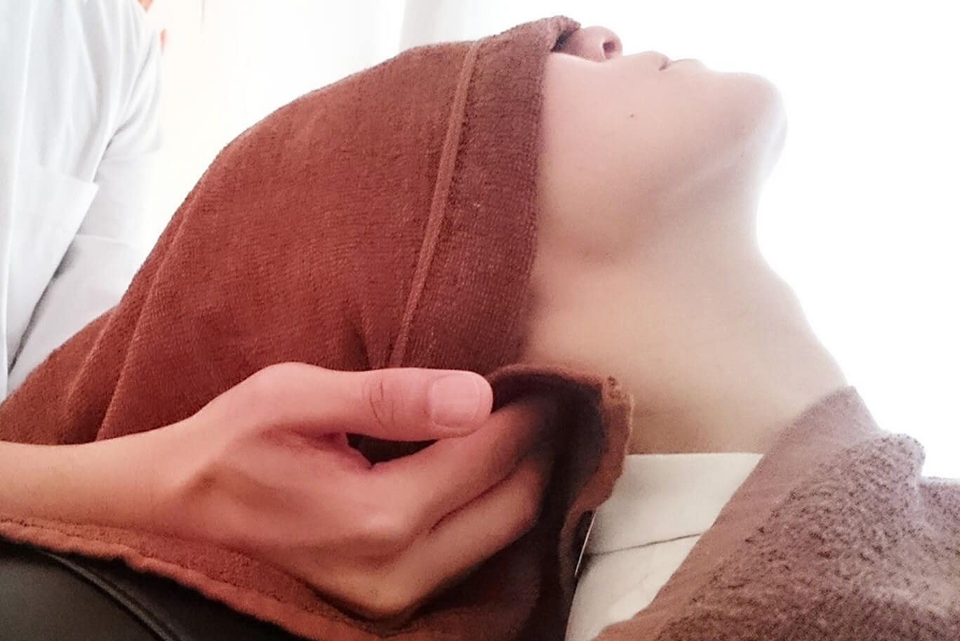 ルナールのイヤーエステの様子　仕上にヘッドマッサージで頭がスッキリ