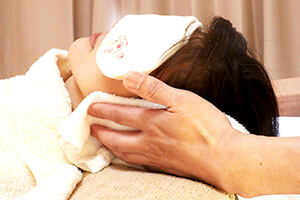 Head & EarRelaxation コース 75分の施術風景