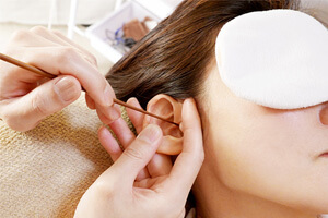 カメラで耳の中が見れるイヤーエステ 約60分の施術風景