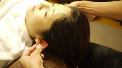 耳をほぐす写真