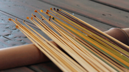 ハンドメイドで削り出して作られた耳かき