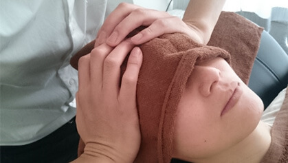 ヒーリングタッチで行うヘッドマッサージの写真