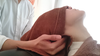 首をほぐすマッサージ