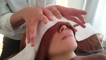 ルナールのヘッドマッサージの様子