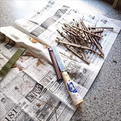 耳かき製作の工程「竹を割る」写真